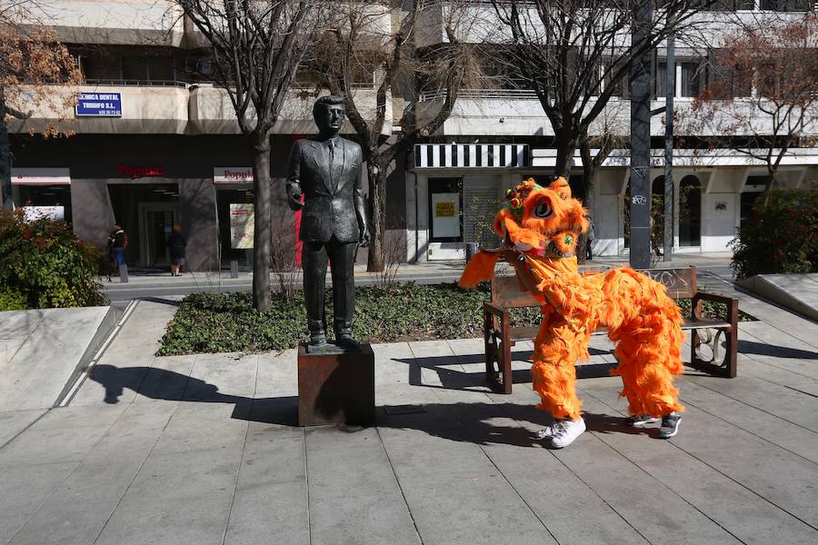 El pasacalles de la Danza del Dragón ha salido del Hospital Real 