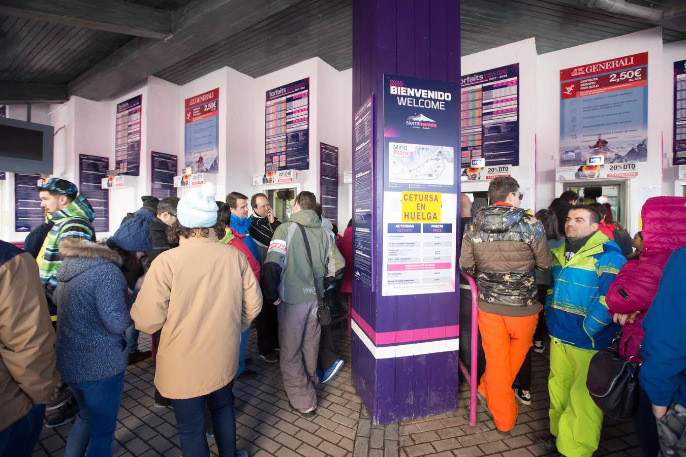 La estación de esquí de Sierra Nevada se encuentra cerrada este sábado por la huelga convocada por los trabajadores del servicios de remontes