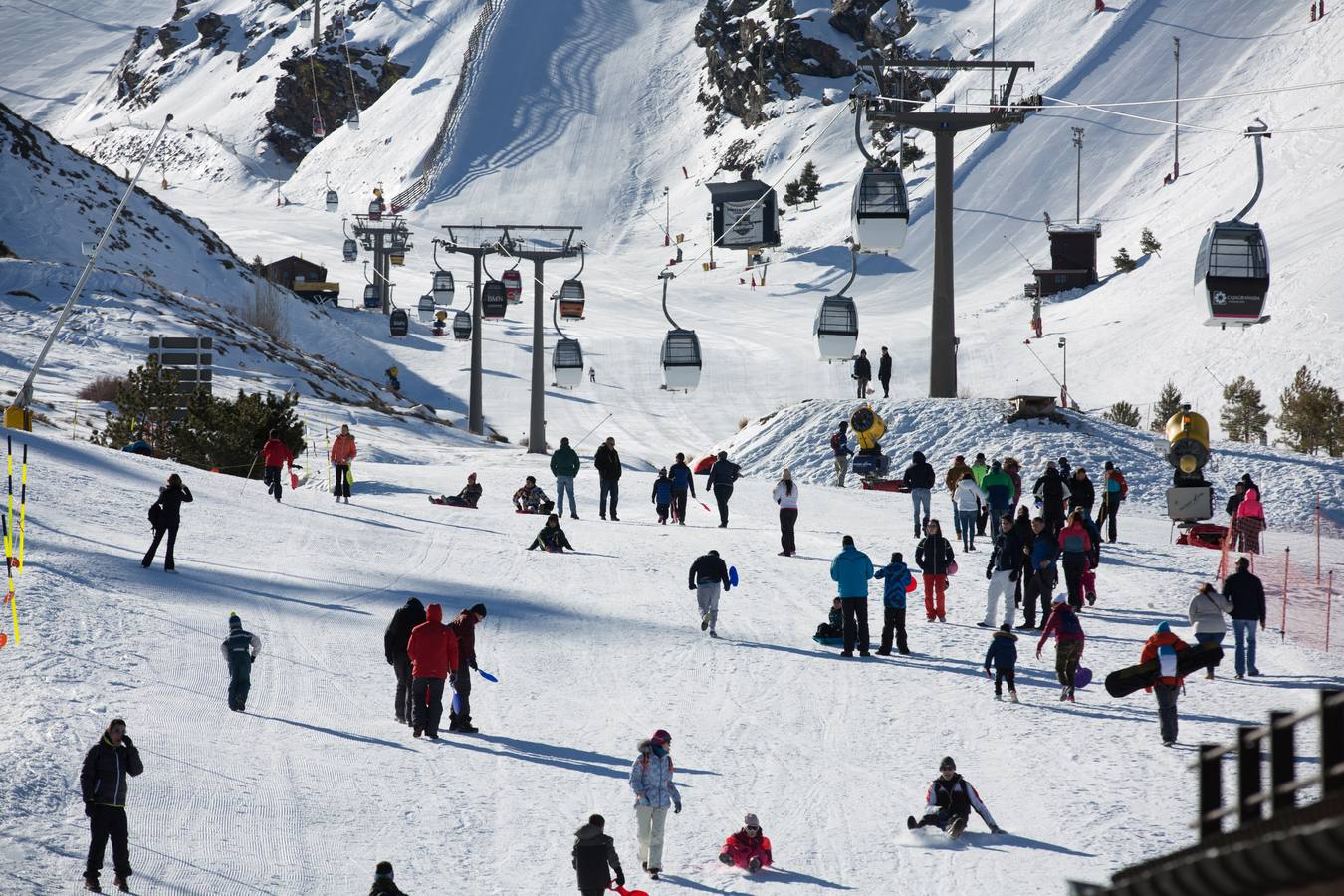 La estación de esquí de Sierra Nevada se encuentra cerrada este sábado por la huelga convocada por los trabajadores del servicios de remontes