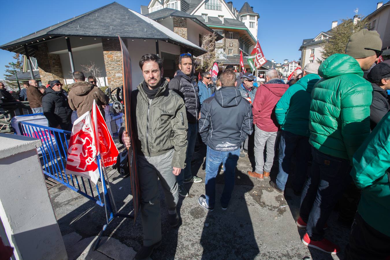 La estación de esquí de Sierra Nevada se encuentra cerrada este sábado por la huelga convocada por los trabajadores del servicios de remontes