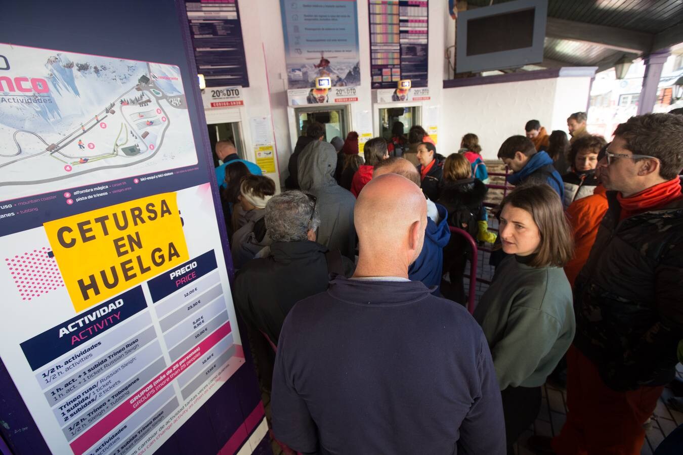 La estación de esquí de Sierra Nevada se encuentra cerrada este sábado por la huelga convocada por los trabajadores del servicios de remontes