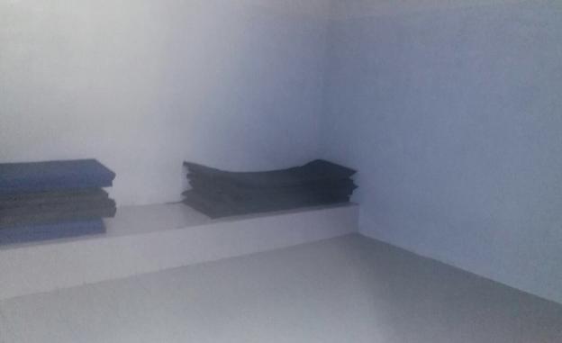Una de las celdas donde duermen los hombres en colchones en una imagen de este año.