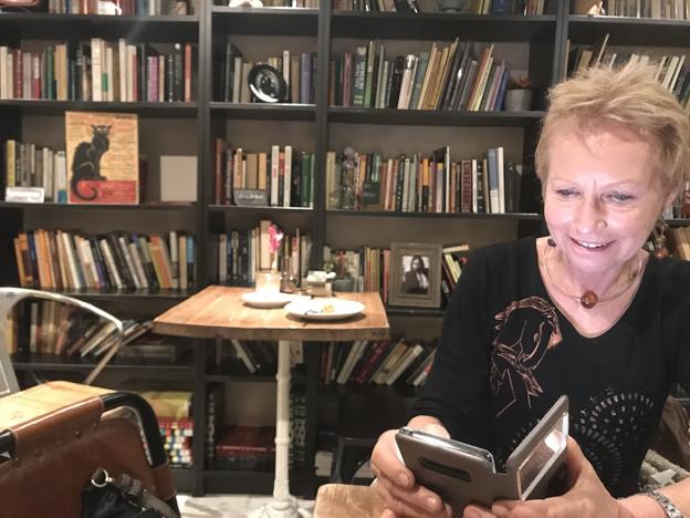 Sarah Lark, la tarde que presentó su última novela en la Librería Picasso de Almería, junto a algunos de los ejemplares de su obra. Debajo, en Café Cyrano, rodeada de los libros del local.