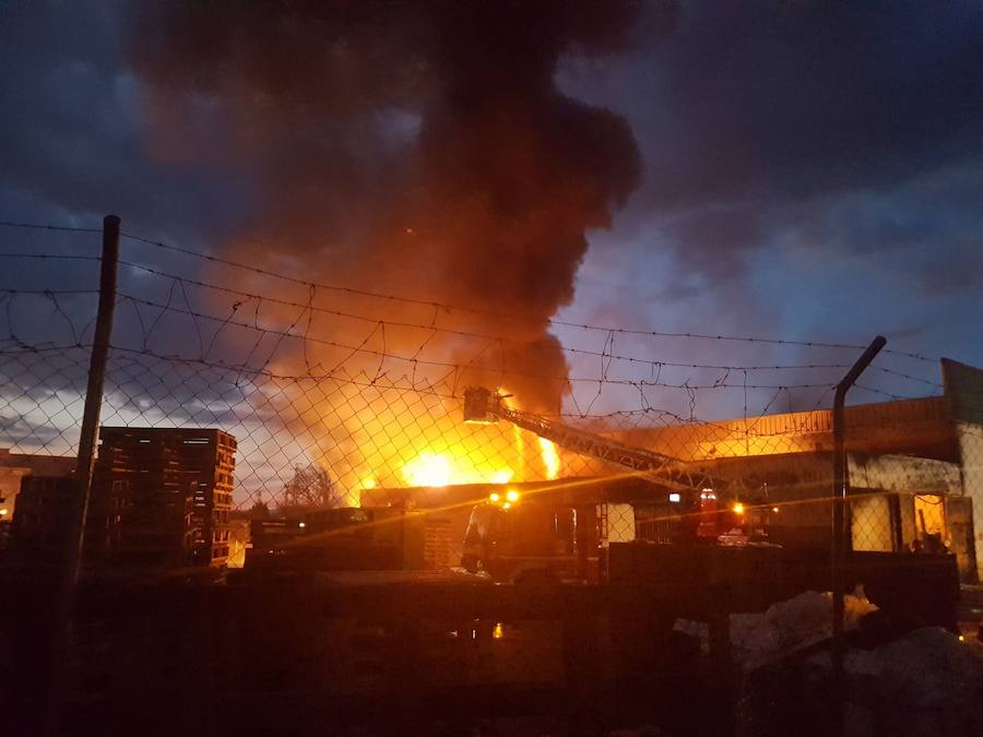 Fotos: Bomberos de Granada apagan el fuego en la nave de plásticos en Camino Barrasa en Santa Fe