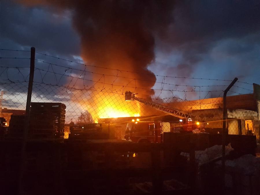 Fotos: Bomberos de Granada apagan el fuego en la nave de plásticos en Camino Barrasa en Santa Fe