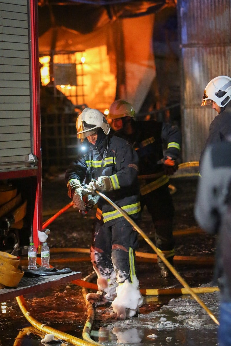 El fuego en una nave industrial de Santa Fe moviliza a casi todo el Cuerpo de Bomberos de Granada