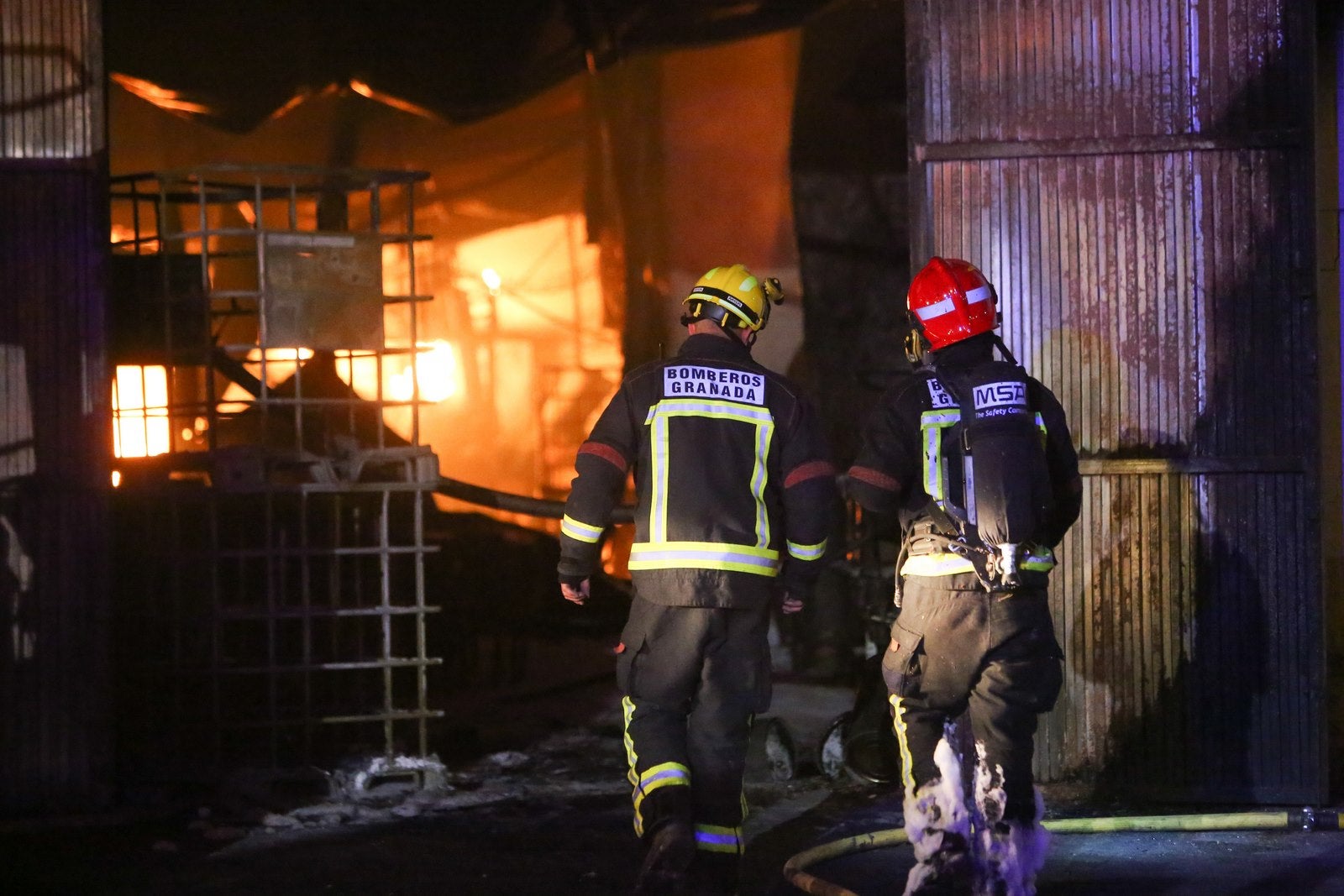 El fuego en una nave industrial de Santa Fe moviliza a casi todo el Cuerpo de Bomberos de Granada