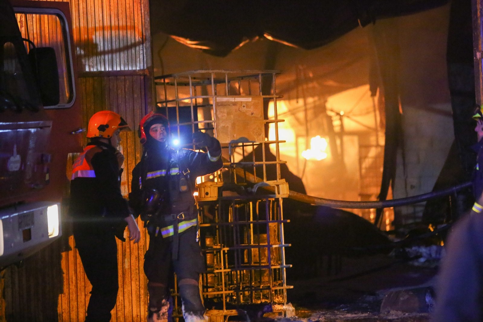 El fuego en una nave industrial de Santa Fe moviliza a casi todo el Cuerpo de Bomberos de Granada