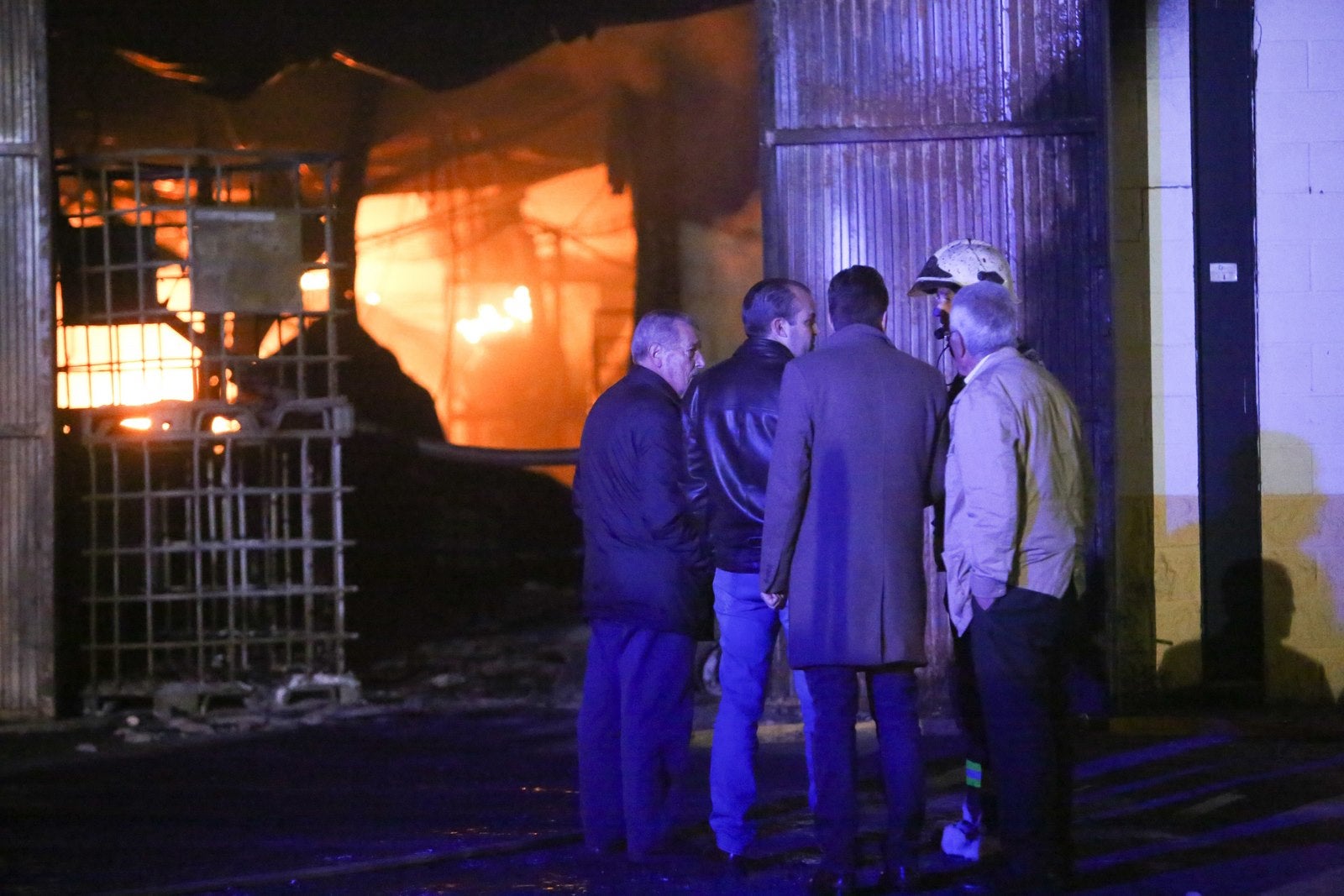 El fuego en una nave industrial de Santa Fe moviliza a casi todo el Cuerpo de Bomberos de Granada