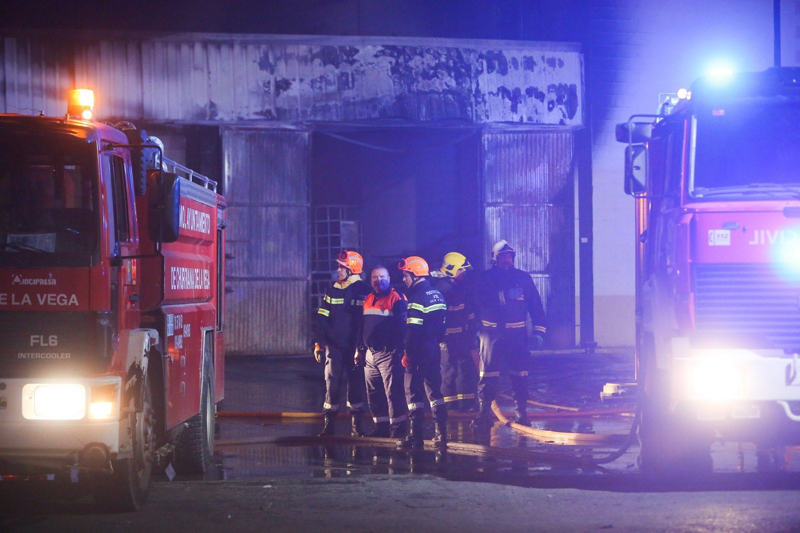 El fuego en una nave industrial de Santa Fe moviliza a casi todo el Cuerpo de Bomberos de Granada