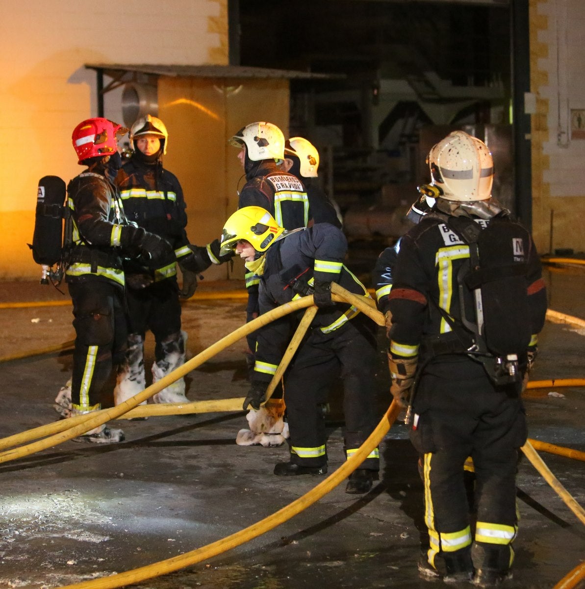 El fuego en una nave industrial de Santa Fe moviliza a casi todo el Cuerpo de Bomberos de Granada