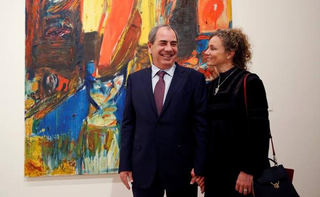 El coleccionista Luis Paulo Montenegro, junto a su esposa Carol Aguiar, presenta la exposición.