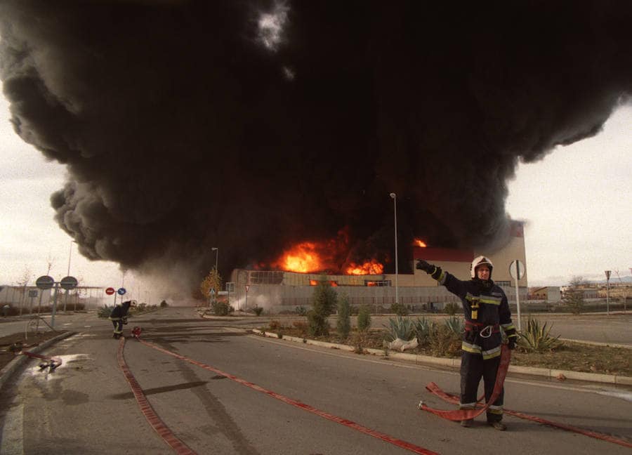 Un impresionante incendio destruyó la fábrica de Plásticos Agrícolas Europa en el polígono industrial ‘2 de Octubre’ de Santa Fe. 11 de diciembre de 1999