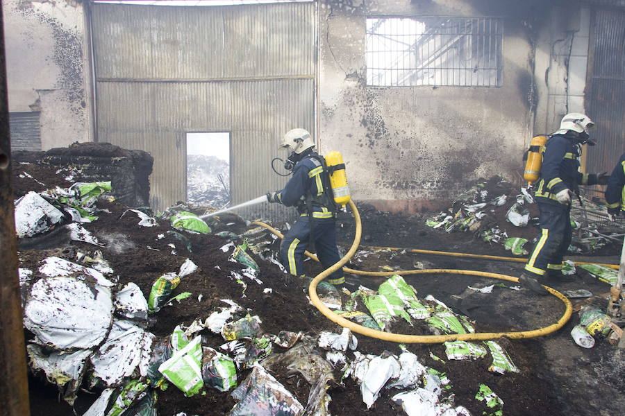 Extinción del incendio en Almacenes Morón de Motril