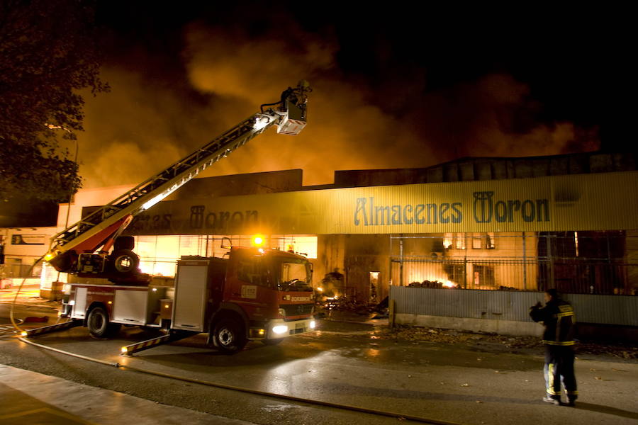 Un incendio, originado en los Almacenes Morón de Motril, calcinó las naves contiguas de las empresas distribuidoras de bebidas Hegaromar y Bodegas Mar en el polígono industrial El Vadillo de Motril, en uno de los incendios más peligrosos registrados en el municipio. 15 de diciembre de 2008