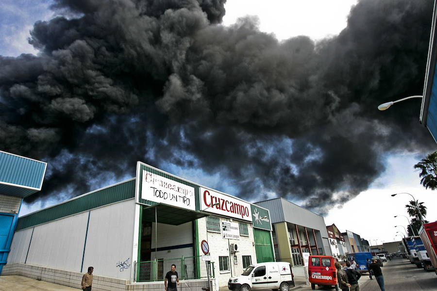 Arden envases de plástico y palés de madera en una nave industrial de Salobreña lo que provocó una columna de humo visible desde varios puntos del municipio. 21 de febrero de 2011. 