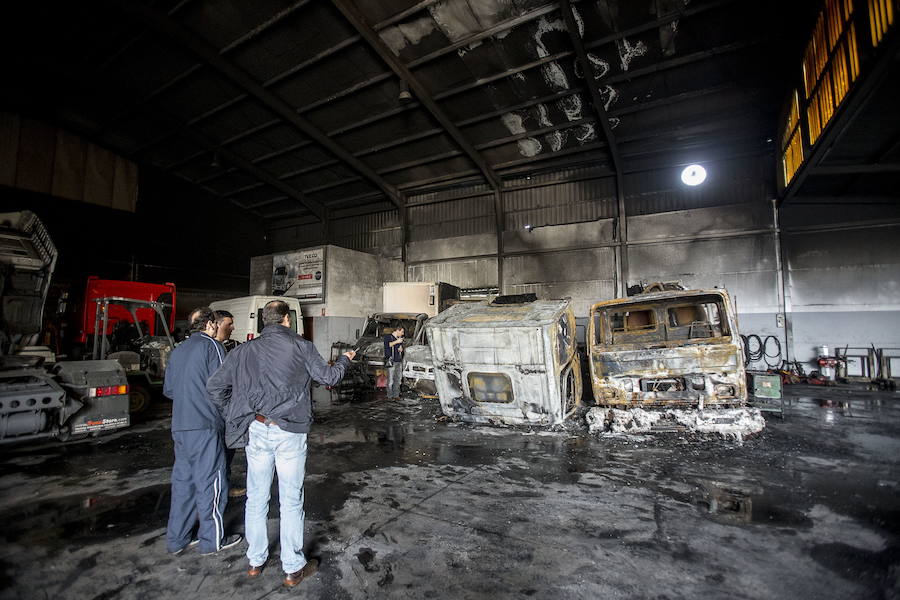 Los Bomberos evitan que se propague un incendio declarado en un taller de camiones del Polígono del Vadillo de Motril. 13 de abril de 2015