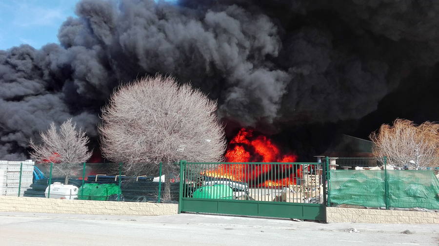 Un incendio arrasó las instalaciones de Comercial Moreno en el polígono industrial de Caniles. 14 de febrero de 2018