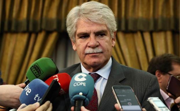 El ministro español de Asuntos Exteriores, Alfonso Dastis, realiza declaraciones a la prensa a su llegada a Teherán (Irán). 