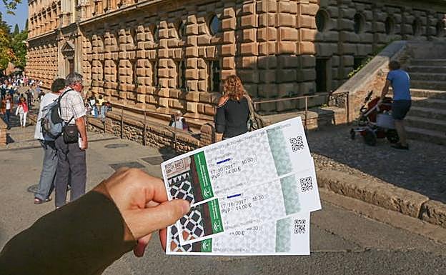 Dos de las entradas de acceso a la Alhambra. 