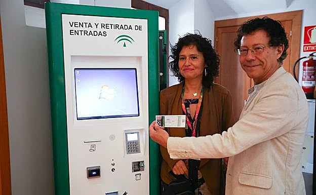 Margarita Miedes y ReynaldoFernández muestran la nueva entrada en una imagen de archivo.