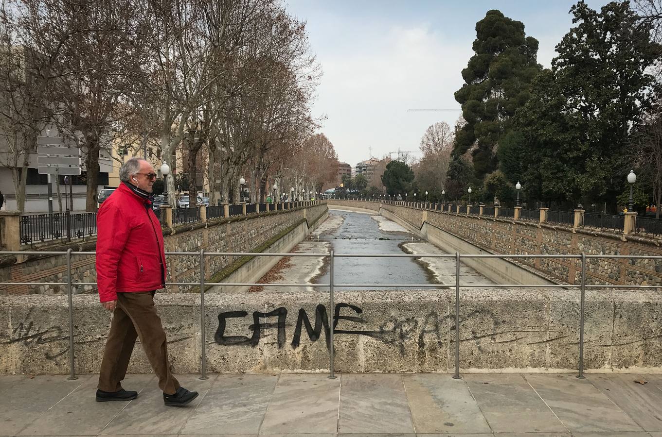 Muros, pretiles y puentes del Genil se han convertido en un espacio propicio para los gamberros se 'luzcan' con el espray o el rotulador