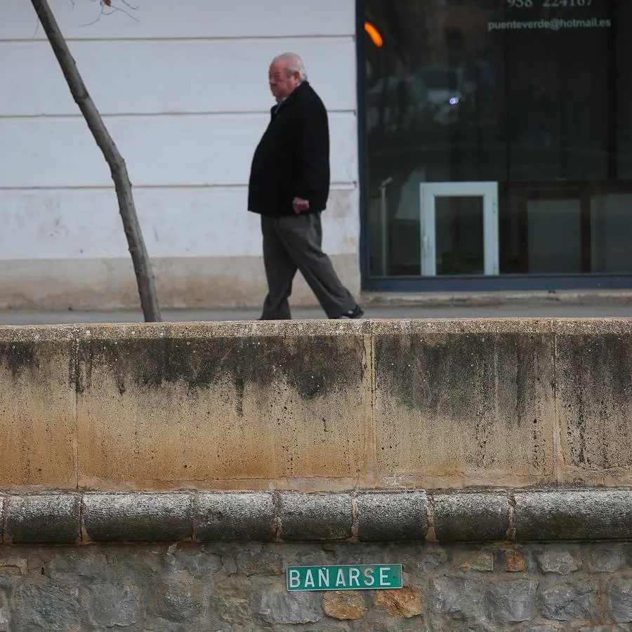 Muros, pretiles y puentes del Genil se han convertido en un espacio propicio para los gamberros se 'luzcan' con el espray o el rotulador