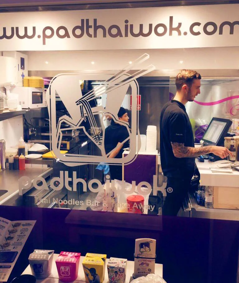 Fotos: Así es por dentro Pad Thai Wok, el nuevo restaurante que abre en el Nevada de Granada