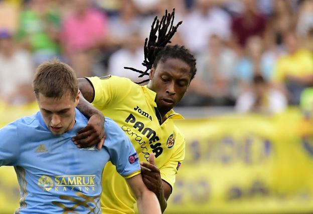 Semedo, rastas al vuelo, se aplica contra un jugador del Astana. Arriba, la Guardia Civil saca material del chalé del futbolista. 