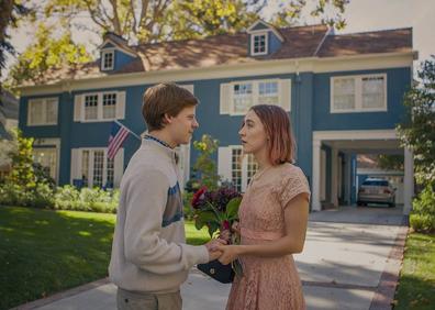 Imagen secundaria 1 - Beanie Feldstein y Lucas Hedge acompañan a Saoirse Ronan en 'Lady Bird' (2017). 