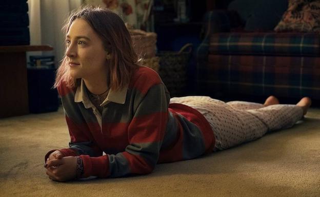 Imagen principal - Beanie Feldstein y Lucas Hedge acompañan a Saoirse Ronan en 'Lady Bird' (2017). 