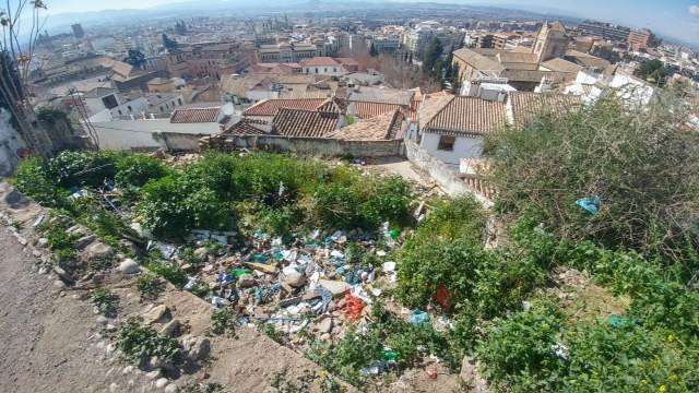 Estas parcelas acumulan basura en pleno barrio Patrimonio de la Humanidad