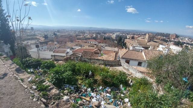 Estas parcelas acumulan basura en pleno barrio Patrimonio de la Humanidad