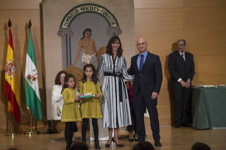 Trece personas e instituciones de Granada reciben la bandera de Andalucía por su trayectoria destacada de manos de la Junta de Andalucía en un acto que congregó a 400 asistentes en el Parque de las Ciencias