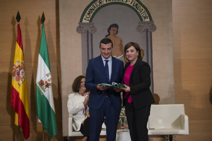 Trece personas e instituciones de Granada reciben la bandera de Andalucía por su trayectoria destacada de manos de la Junta de Andalucía en un acto que congregó a 400 asistentes en el Parque de las Ciencias