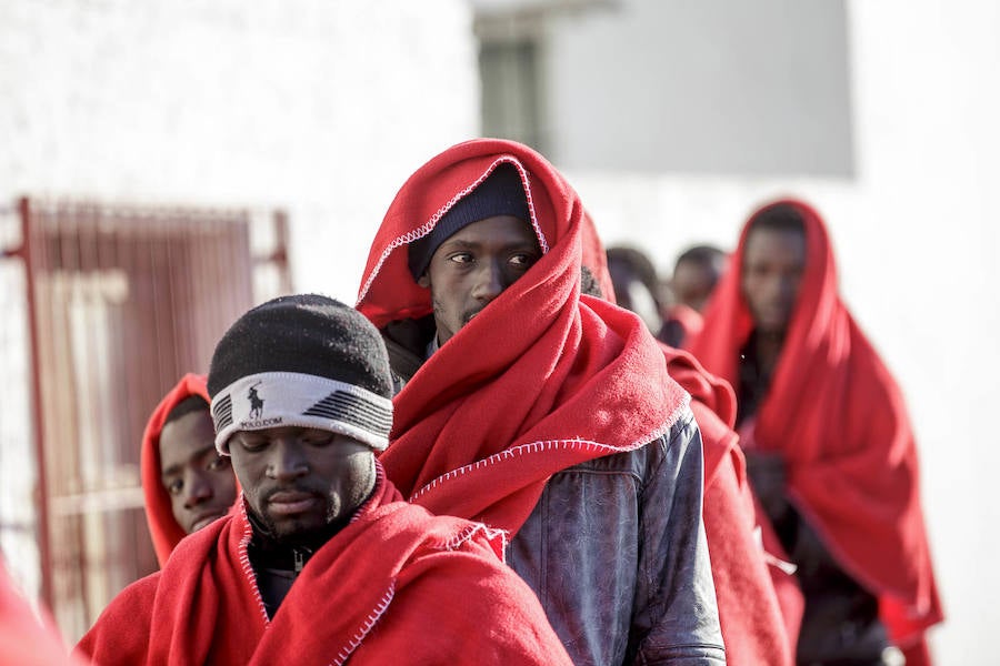 Los inmigrantes han sido atendidos por la Cruz Roja a su llegada al puerto granadino, donde les han dispensado una primera atención sanitaria y alimenticia.