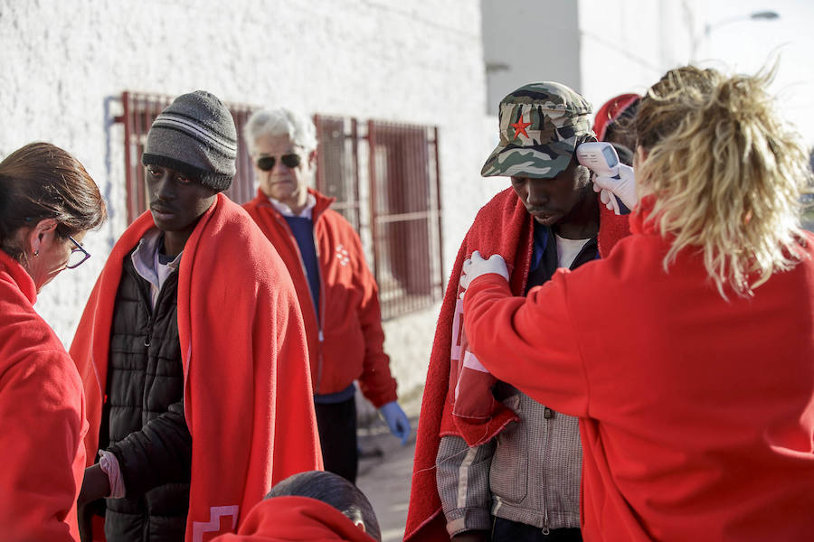 Los inmigrantes han sido atendidos por la Cruz Roja a su llegada al puerto granadino, donde les han dispensado una primera atención sanitaria y alimenticia.