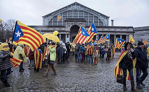 El apoyo de los catalanes a la independencia cae al 40,8%