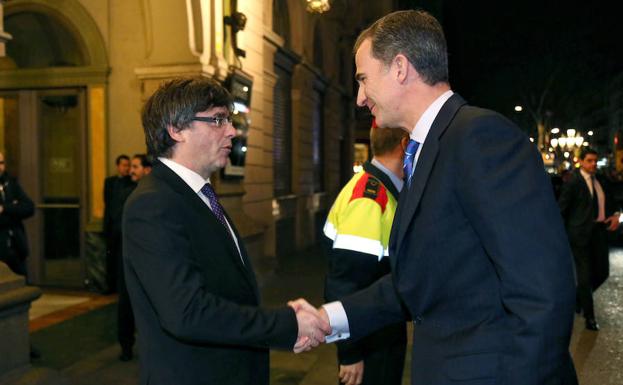 El Rey saluda a Carles Puigdemont en el MWC del año pasado.