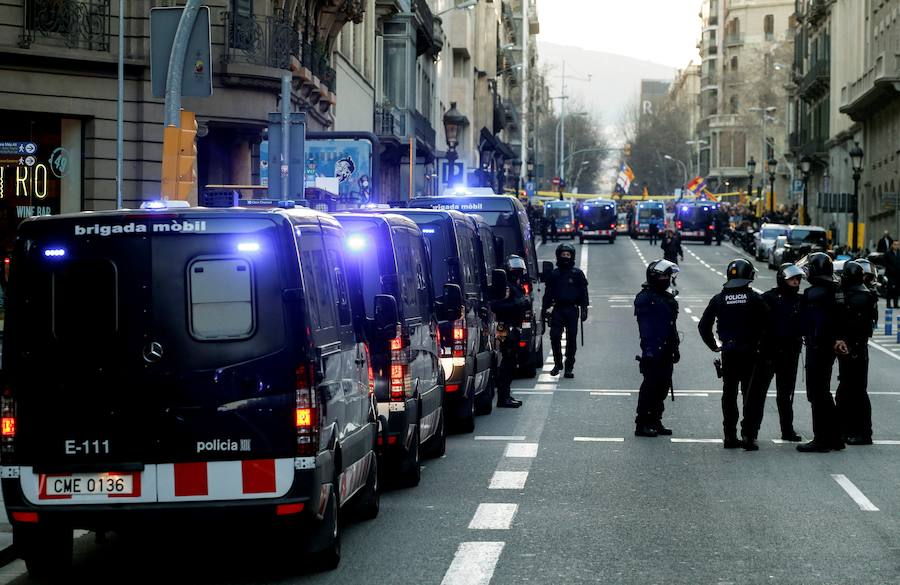 Los Mossos han bloqueado con furgonetas los principales accesos al Palau de la Música de Barcelona, donde está prevista la asistencia de Felipe VI en la cena de bienvenida al Congreso Mundial de Móviles (MWC), para frenar a los manifestantes independentistas, lo que ha generado empujones y algunos rifirrafes.