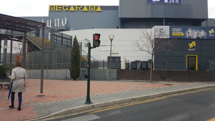 La parte de arriba del semáforo ha aparecido en el suelo