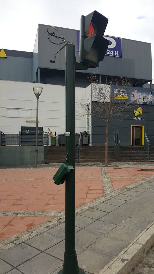 La parte de arriba del semáforo ha aparecido en el suelo