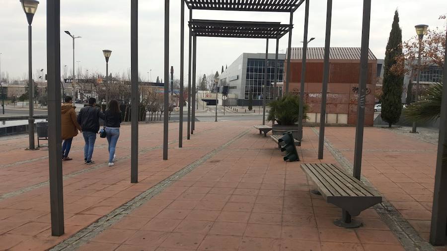 La parte de arriba del semáforo ha aparecido en el suelo