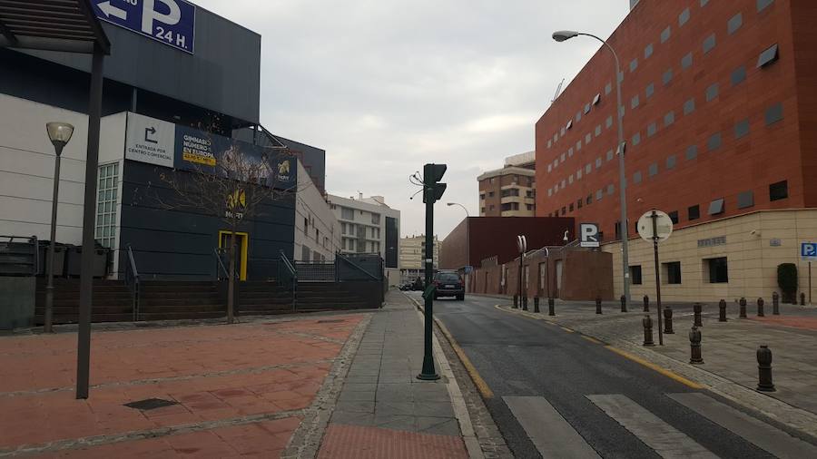 La parte de arriba del semáforo ha aparecido en el suelo