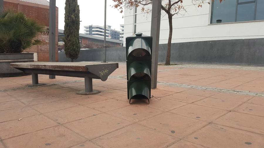 La parte de arriba del semáforo ha aparecido en el suelo