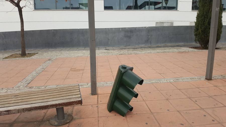 La parte de arriba del semáforo ha aparecido en el suelo