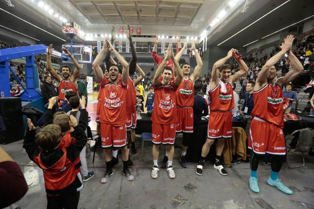 Los jugadores del Covirán celebran con la afición la victoria y el liderato.