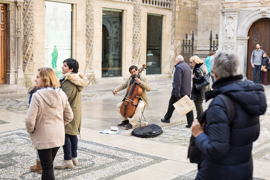 Decenas de artistas callejeros conviven con granadinos y foráneos, sobre todo los fines de semana