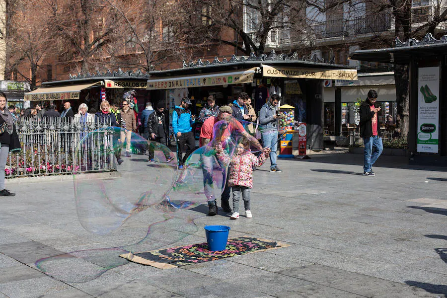 Decenas de artistas callejeros conviven con granadinos y foráneos, sobre todo los fines de semana