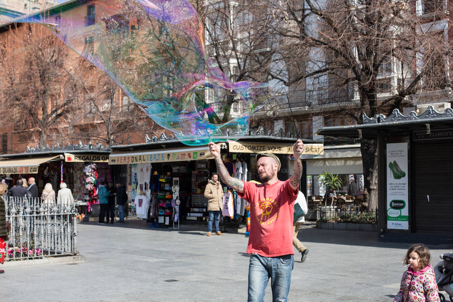 Decenas de artistas callejeros conviven con granadinos y foráneos, sobre todo los fines de semana